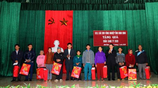 Tặng quà các gia đình khó khăn và các cháu học sinh nghèo vượt khó Tết Canh Tý 2020 tại xã Sơn Thành - Huyện Nho Quan
