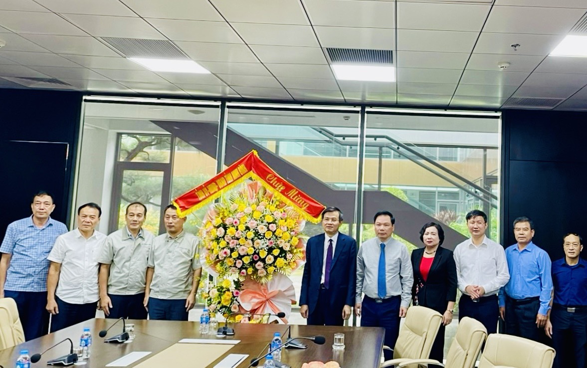 Các đồng chí lãnh đạo tỉnh, lãnh đạo Ban Quản lý các Khu công nghiệp đã tới thăm, chúc mừng các doanh nghiệp, doanh nhân tiêu biểu trong các KCN trên địa bàn tỉnh nhân kỷ niệm Ngày Doanh nhân Việt Nam (13/10)