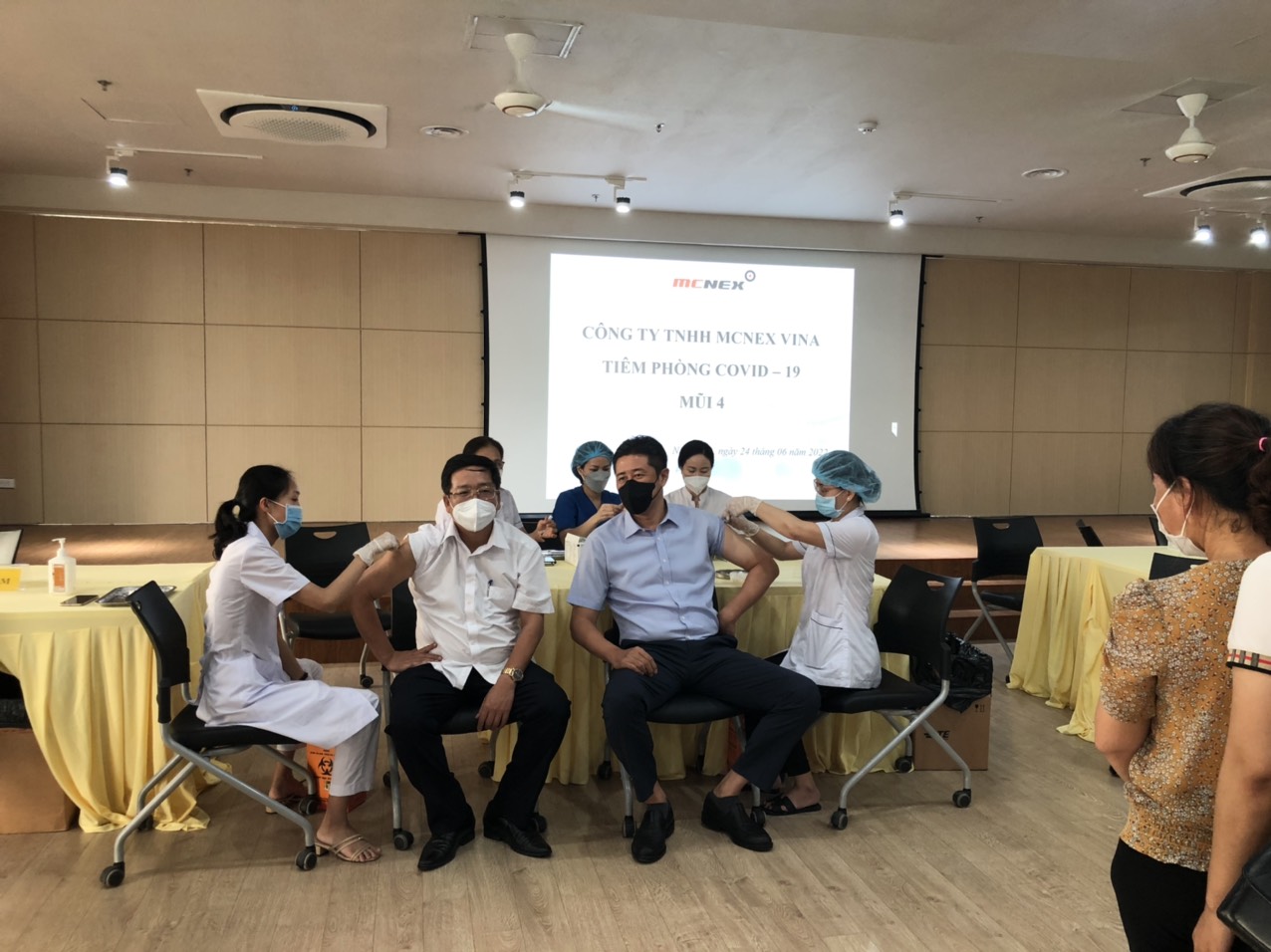 Tiêm vắc xin phòng COVID-19 mũi 4 cho công nhân, lao động tại Công ty TNHH MCNEX VINA KCN Phúc Sơn