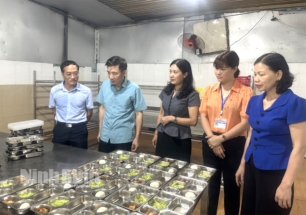 Kiểm tra an toàn thực phẩm đối với các doanh nghiệp có hoạt động bếp ăn tập thể, cung cấp suất ăn sẵn trên địa bàn huyện Yên Khánh