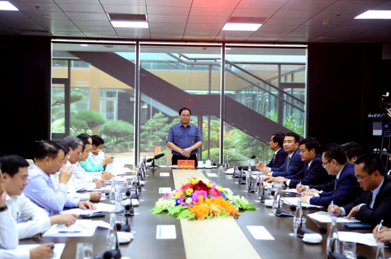 Thủ tướng Chính phủ thăm, động viên và kiểm tra sản xuất tại Nhà máy ô tô Hyundai Thành Công