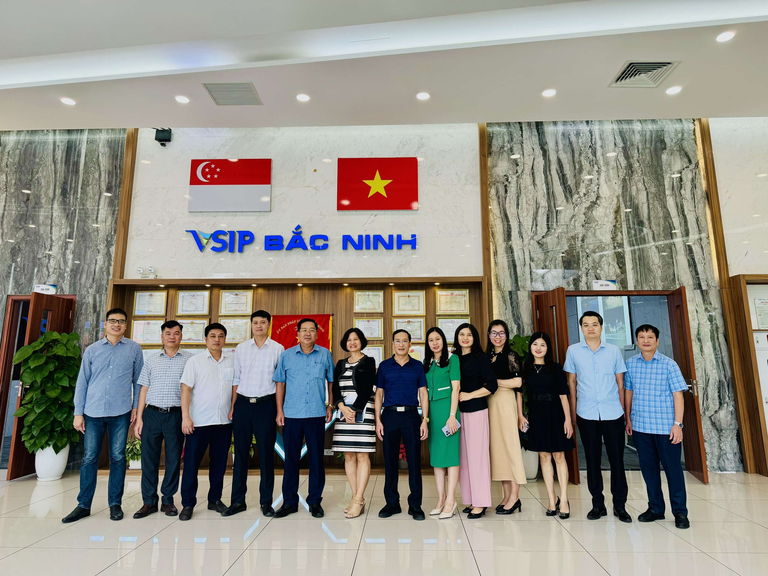 Trao đổi kinh nghiệm, thăm quan khu công nghiệp - đô thị - dịch vụ Việt Nam - Singapore (VSIP) tại tỉnh Bắc Ninh
